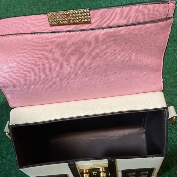 Adorable House Purse - Picture 8 of 10